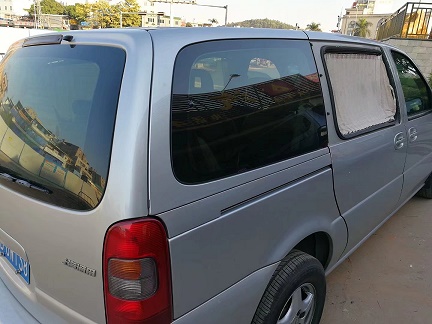 為什麼很多車窗被砸破呢？