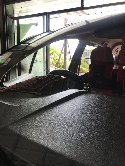  前擋風玻璃裂了一條線