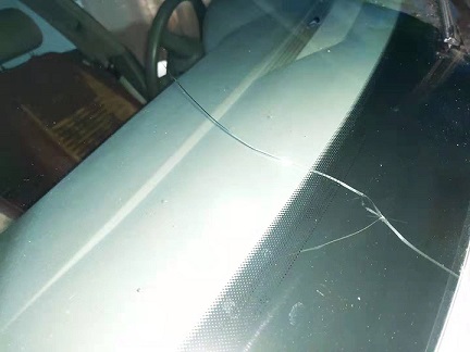 前擋玻璃一條線裂縫30厘米修複