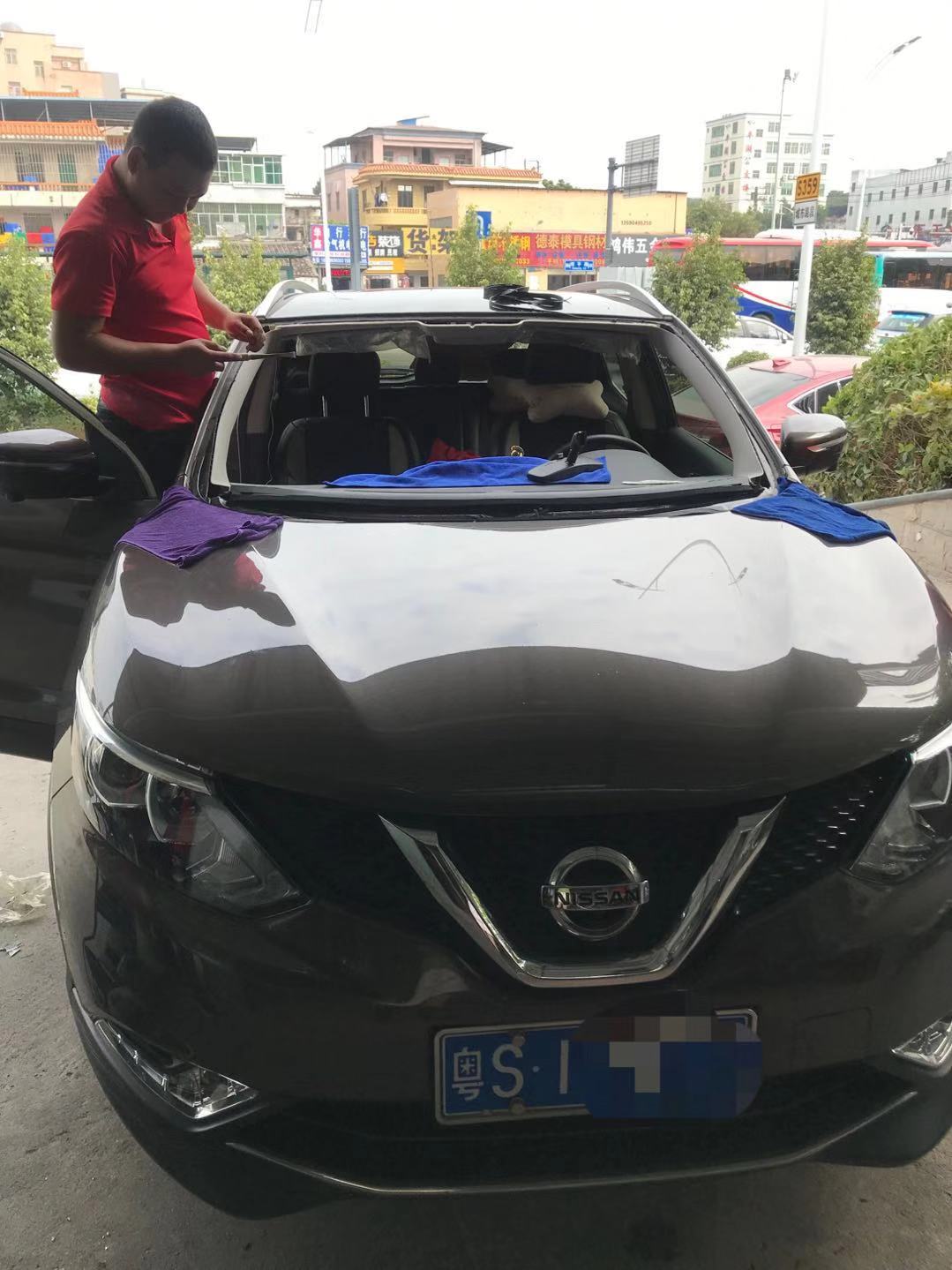 汽車的前擋玻璃怎麼拆下來