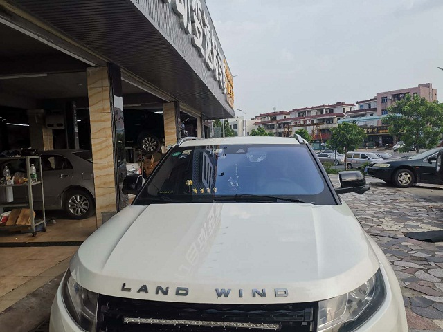  前擋風玻璃裂了20厘米，前擋風玻璃裂痕修複 。