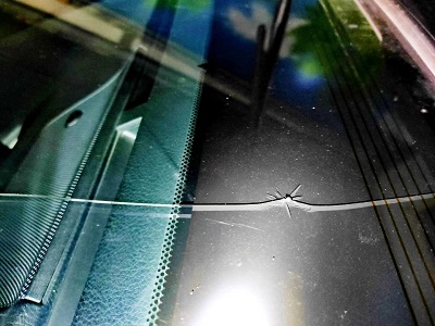 汽車玻璃裂了之後在行駛途中為什麼會越裂越長呢？
