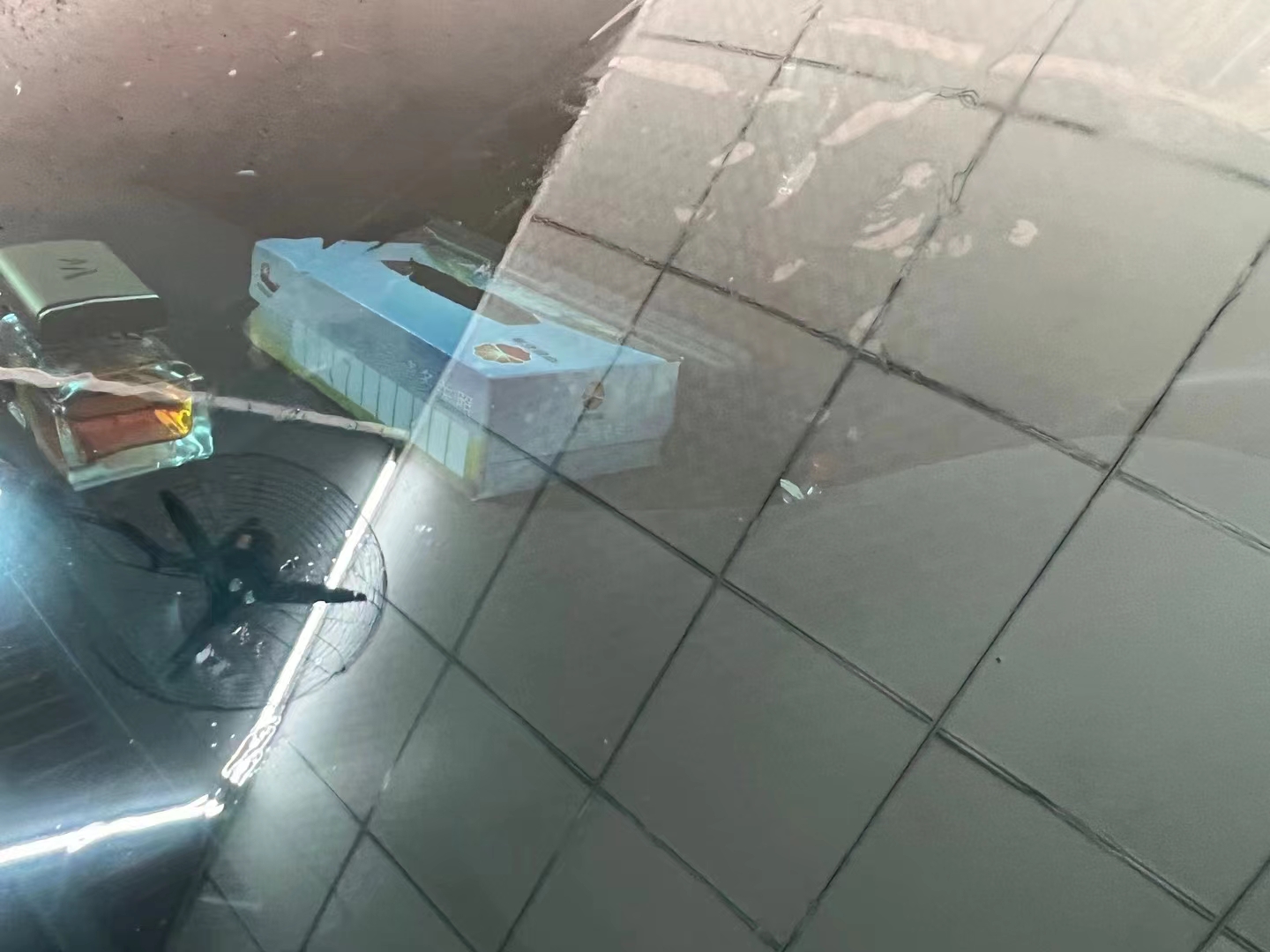 擋風玻璃裂痕能修複嗎？汽車玻璃修複液有用嗎？